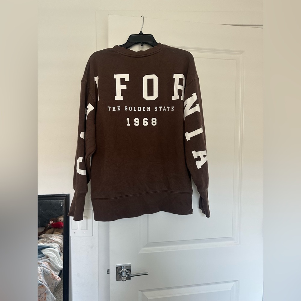 Brown crewneck 
Size M 
Very soft inside